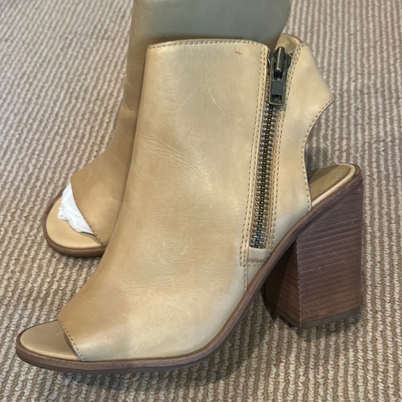 EUC STEVE MADDEN terraa peep toe tan leather heels size 8 - Picture 5 of 13